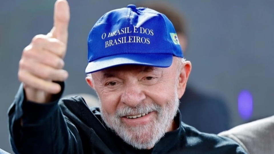Em crise com Trump, Lula usa boné com frase em-crise-com-trump,-lula-usa-bone-com-frase
