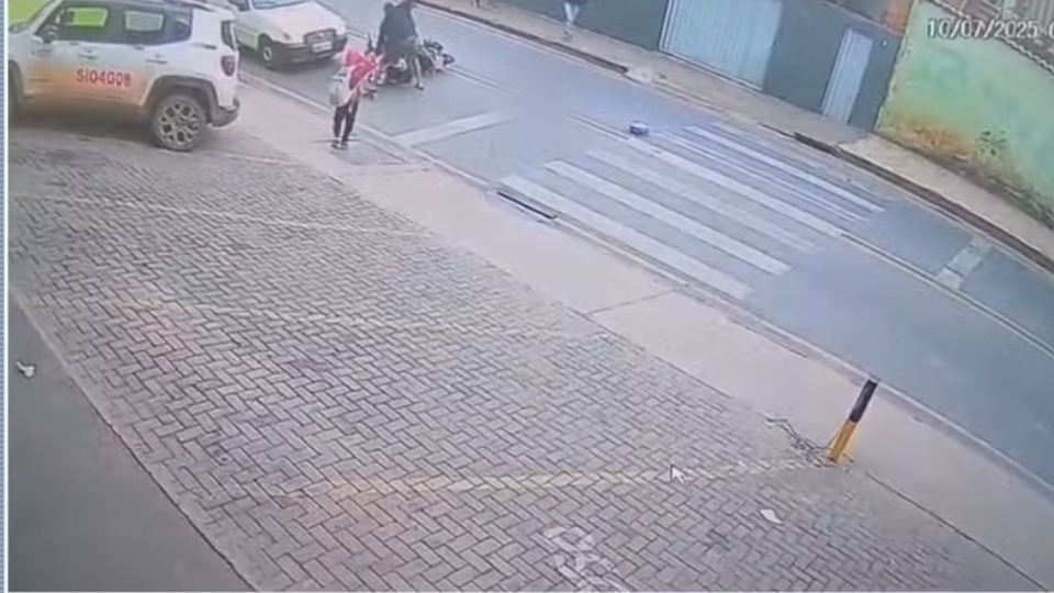 VÍDEO: Mulher é agredida após atropelar criança na faixa de pedestres video:-mulher-e-agredida-apos-atropelar-crianca-na-faixa-de-pedestres