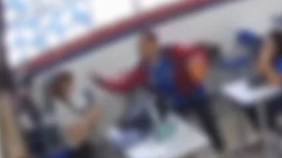 Auno dá tapa na cara de professora após chegar atrasado na aula auno-da-tapa-na-cara-de-professora-apos-chegar-atrasado-na-aula