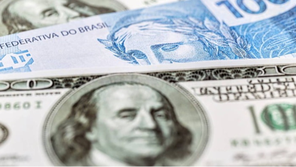 Dólar fecha estável e Bolsa cai com tarifaço e serviços no Brasil dolar-fecha-estavel-e-bolsa-cai-com-tarifaco-e-servicos-no-brasil