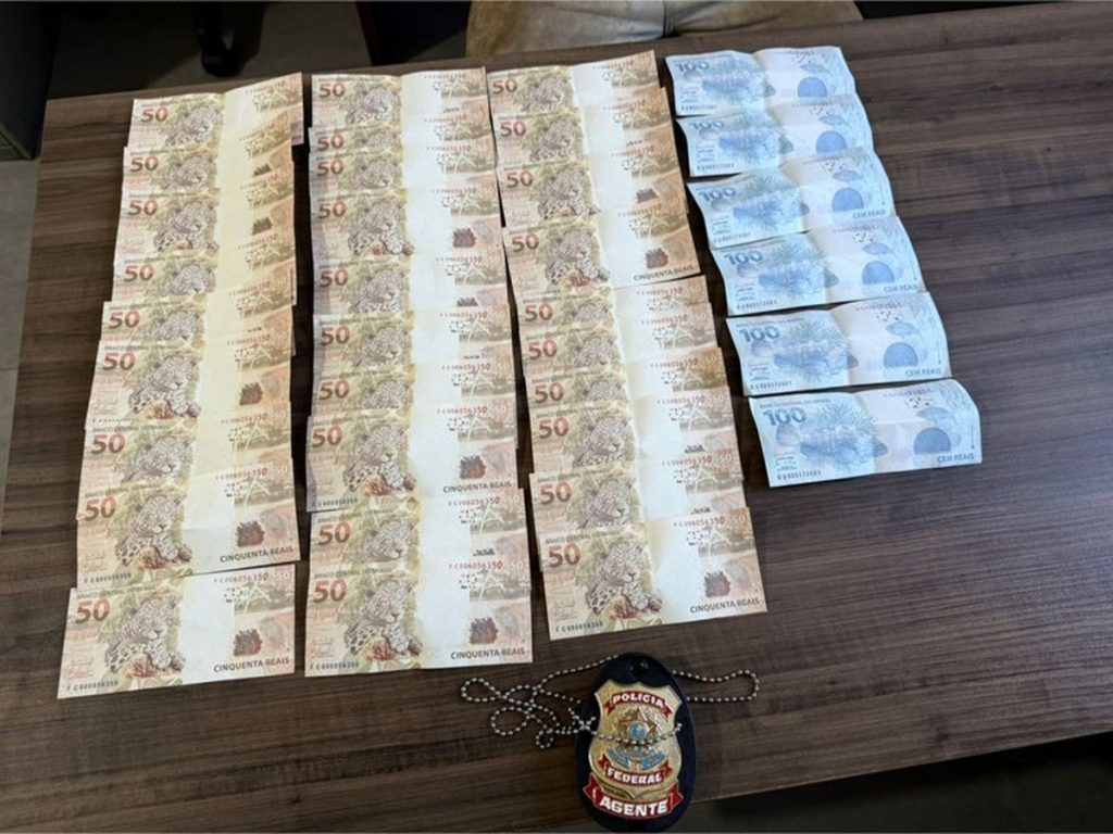 Homem é preso pela PF ao tentar retirar R$ 2 mil em notas falsas nos Correios em RO homem-e-preso-pela-pf-ao-tentar-retirar-r$-2-mil-em-notas-falsas-nos-correios-em-ro