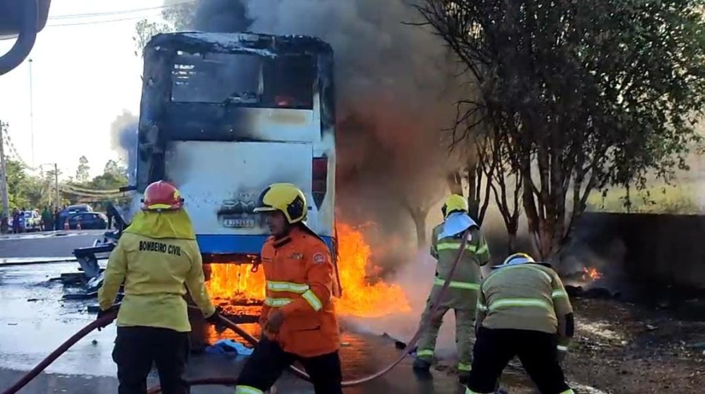 Ônibus que transportava fiéis pega fogo em Ariquemes, RO onibus-que-transportava-fieis-pega-fogo-em-ariquemes,-ro