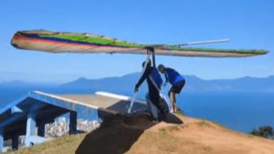 VÍDEO: Piloto de asa-delta morre ao cair de 40 metros durante voo video:-piloto-de-asa-delta-morre-ao-cair-de-40-metros-durante-voo