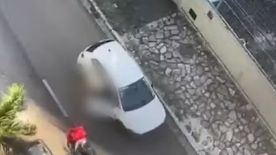 VÍDEO: ex-namorado arrasta mulher em carro; vítima se joga e fratura cotovelo video:-ex-namorado-arrasta-mulher-em-carro;-vitima-se-joga-e-fratura-cotovelo