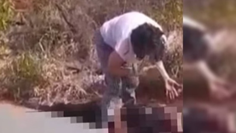 Mãe chora ao ver filho morto a tiros em rua mae-chora-ao-ver-filho-morto-a-tiros-em-rua