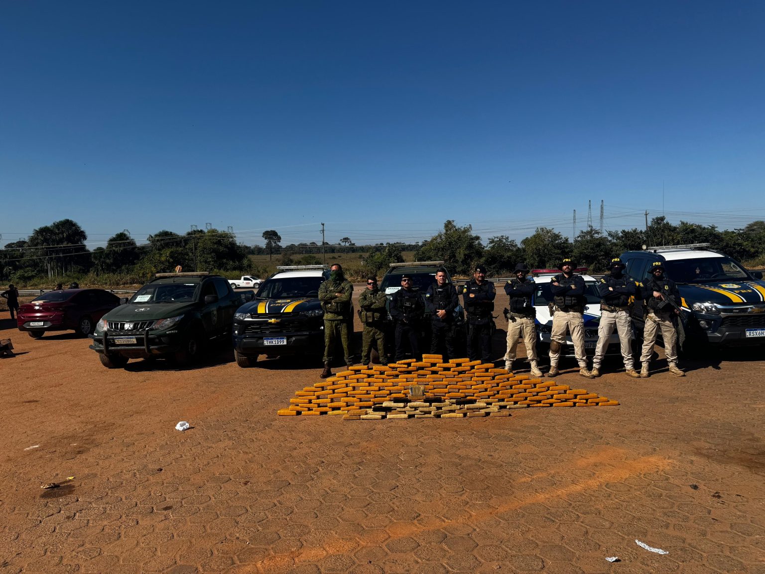 Suspeitos fogem da PRF, batem em viatura e são presos com drogas na BR-364 em RO suspeitos-fogem-da-prf,-batem-em-viatura-e-sao-presos-com-drogas-na-br-364-em-ro