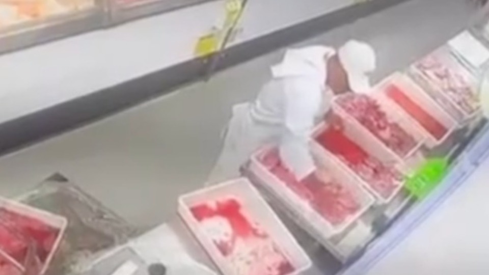 VÍDEO: veja momento em que funcionário tenta matar colega de trabalho a tiros dentro de açougue video:-veja-momento-em-que-funcionario-tenta-matar-colega-de-trabalho-a-tiros-dentro-de-acougue