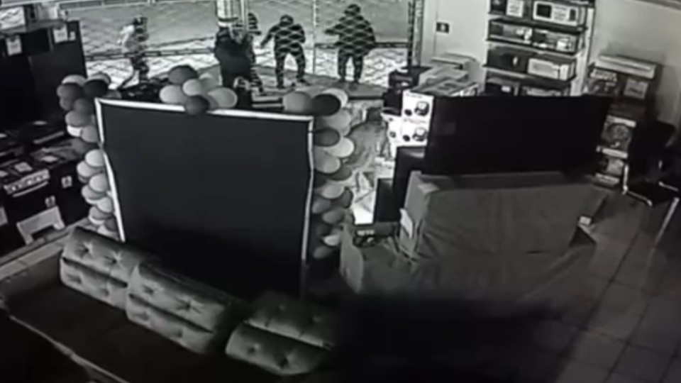 Vídeo: Criminosos invadem loja e furtam televisores na zona Leste de Porto Velho video:-criminosos-invadem-loja-e-furtam-televisores-na-zona-leste-de-porto-velho