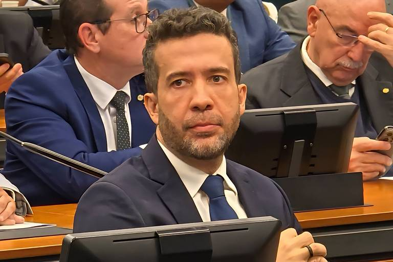 Janones desiste de recorrer após Câmara ameaçar elevar suspensão do mandato janones-desiste-de-recorrer-apos-camara-ameacar-elevar-suspensao-do-mandato