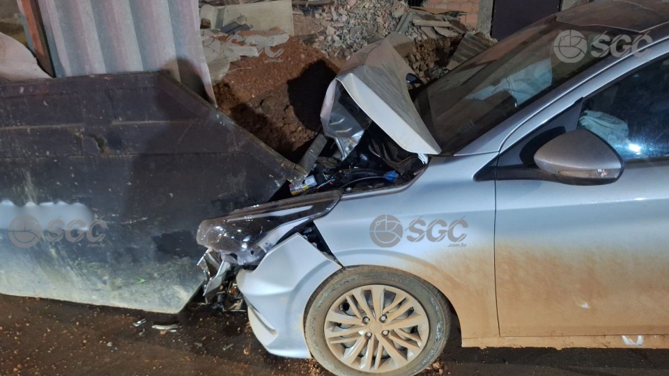 Vídeo: Condutor foge após bater violentamente em lixeira na zona Sul de Porto Velho video:-condutor-foge-apos-bater-violentamente-em-lixeira-na-zona-sul-de-porto-velho