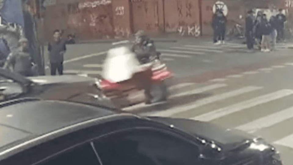 VÍDEO: jovem de 18 anos fura blitz e atropela tenente da PM video:-jovem-de-18-anos-fura-blitz-e-atropela-tenente-da-pm