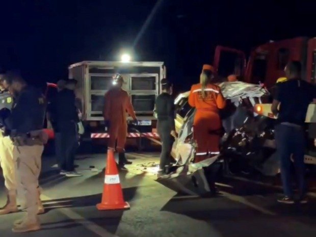 TRAGÉDIA: Três pessoas mo@1rem em grave acid@1nte entre carro e carreta na BR–364 tragedia:-tres-pessoas-mo@1rem-em-grave-acid@1nte-entre-carro-e-carreta-na-br–364