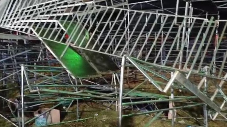 Vídeo: Arquibancada de rodeio desaba e 60 pessoas ficam feridas video:-arquibancada-de-rodeio-desaba-e-60-pessoas-ficam-feridas