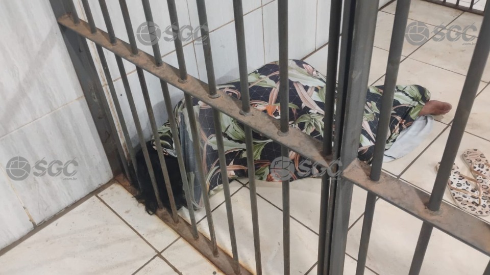 Vídeo: Mulher é presa após furtar aparelho eletrônico em loja de shopping em Porto Velho video:-mulher-e-presa-apos-furtar-aparelho-eletronico-em-loja-de-shopping-em-porto-velho