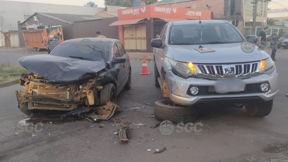 Caminhonete avança preferencial e atinge dois carros na zona Sul caminhonete-avanca-preferencial-e-atinge-dois-carros-na-zona-sul