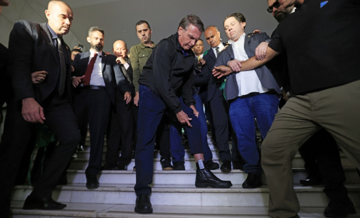 Mesa quebrada e tumulto marcam saída de Bolsonaro da Câmara mesa-quebrada-e-tumulto-marcam-saida-de-bolsonaro-da-camara