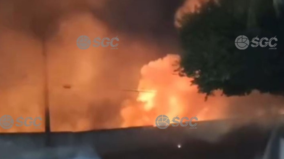 VÍDEO: Incêndio de grandes proporções atinge terreno baldio em Porto Velho video:-incendio-de-grandes-proporcoes-atinge-terreno-baldio-em-porto-velho