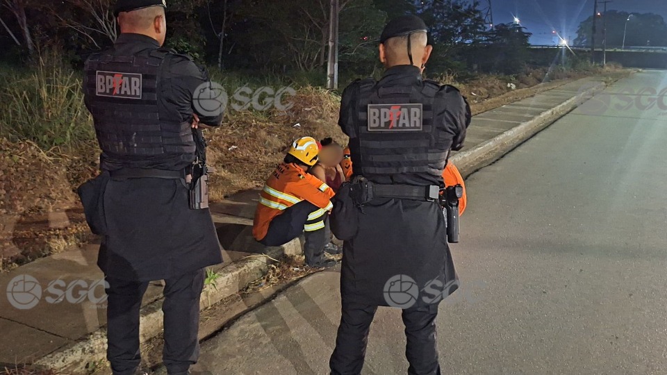 Mulher ameaça pular da ponte sobre o Rio Madeira, em Porto Velho mulher-ameaca-pular-da-ponte-sobre-o-rio-madeira,-em-porto-velho