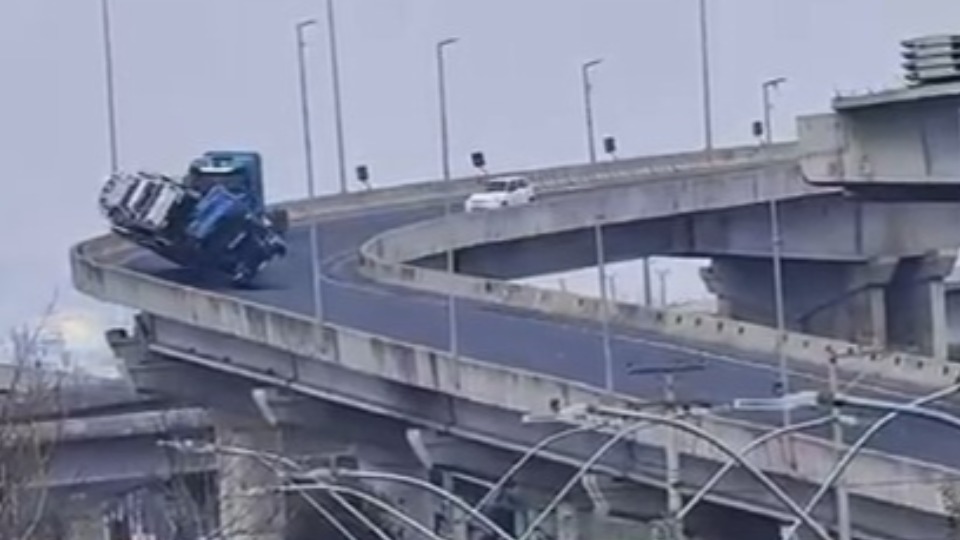 Caminhão-cegonha tomba e carro transportado cai de viaduto caminhao-cegonha-tomba-e-carro-transportado-cai-de-viaduto