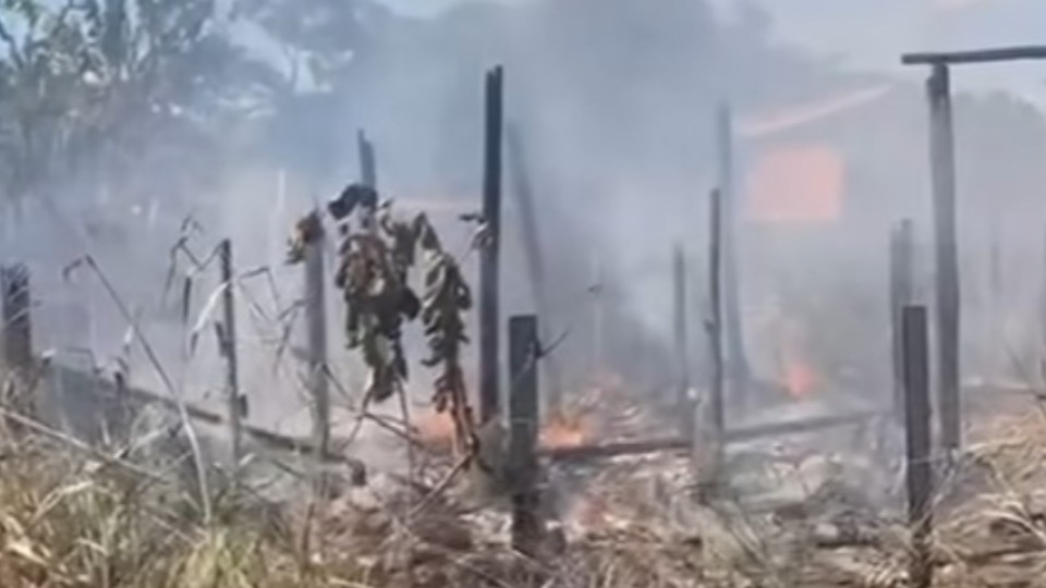 Vídeo: Incêndio causado por curto-circuito destrói casa em Nova Mamoré video:-incendio-causado-por-curto-circuito-destroi-casa-em-nova-mamore