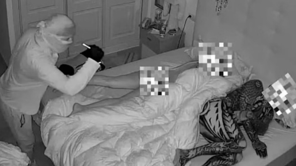 Ladrão invade casa de casal e observa mulher dormindo nua por 32 minutos ladrao-invade-casa-de-casal-e-observa-mulher-dormindo-nua-por-32-minutos