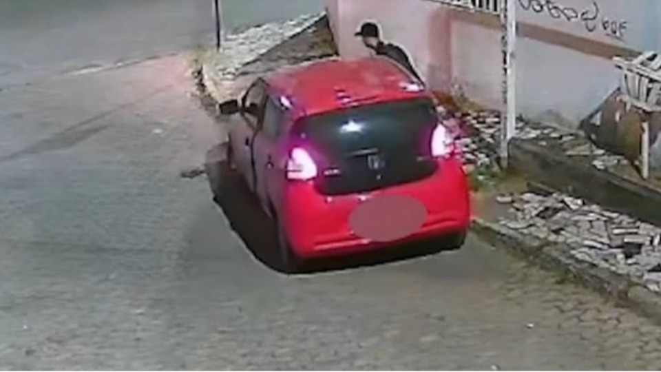 Vídeo: carro não liga, e ladrões empurram veículo durante furto video:-carro-nao-liga,-e-ladroes-empurram-veiculo-durante-furto