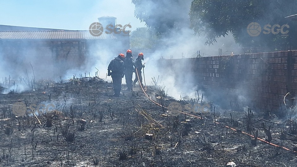 Vídeo: Incêndio em terreno baldio assusta moradores no bairro Cuniã video:-incendio-em-terreno-baldio-assusta-moradores-no-bairro-cunia