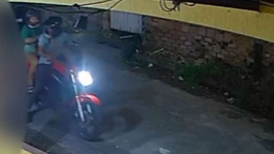 VÍDEO: jovem é assaltada por casal enquanto voltava da igreja video:-jovem-e-assaltada-por-casal-enquanto-voltava-da-igreja