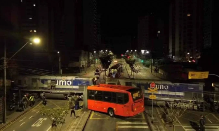 Ônibus biarticulado parte ao meio após colisão com trem em Curitiba onibus-biarticulado-parte-ao-meio-apos-colisao-com-trem-em-curitiba