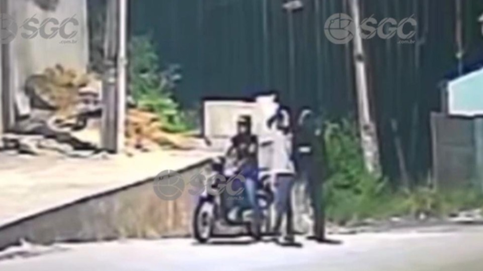 VÍDEO: Trabalhador de aplicativo é vítima de emboscada e tem moto roubada em Porto Velho video:-trabalhador-de-aplicativo-e-vitima-de-emboscada-e-tem-moto-roubada-em-porto-velho