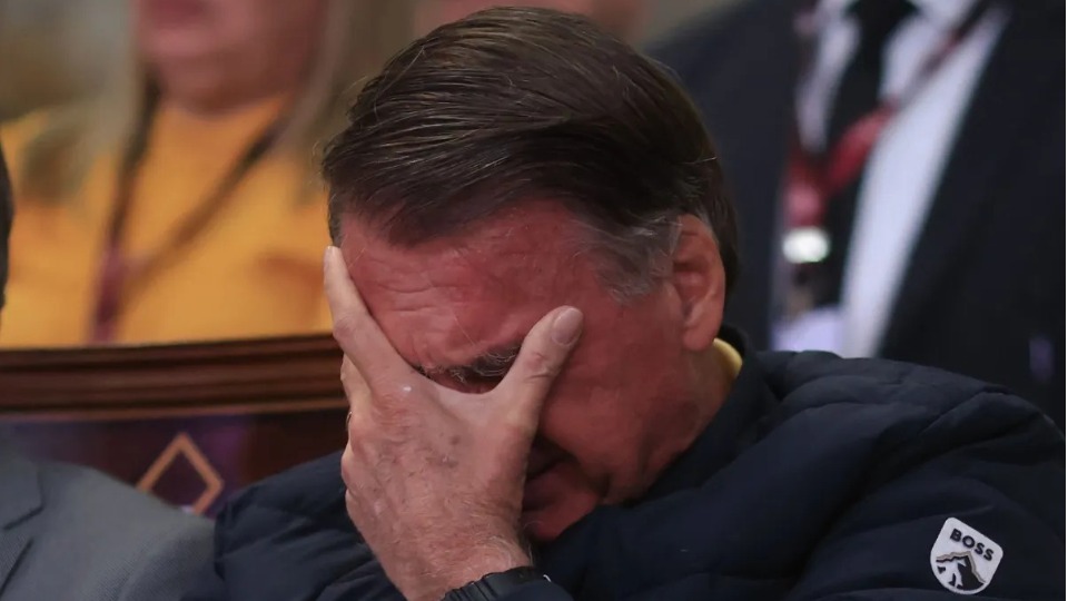 Após Moraes descartar prisão, Bolsonaro chora em culto evangélico apos-moraes-descartar-prisao,-bolsonaro-chora-em-culto-evangelico