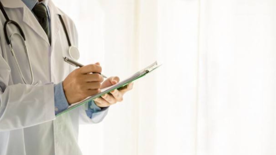 Médico é condenado a 19 anos de prisão por abusar e importunar pacientes medico-e-condenado-a-19-anos-de-prisao-por-abusar-e-importunar-pacientes