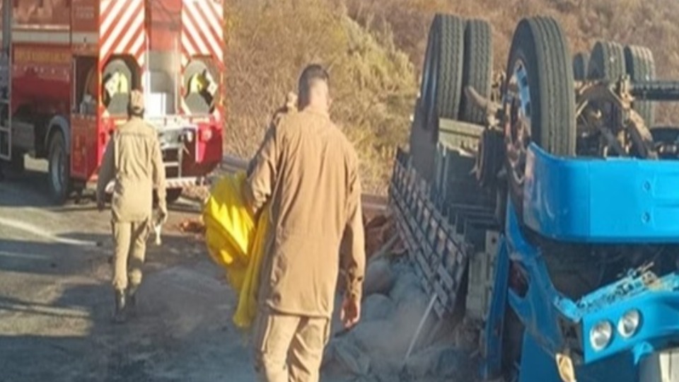 Pai e filho morrem após caminhão tombar em estrada da Paraíba pai-e-filho-morrem-apos-caminhao-tombar-em-estrada-da-paraiba