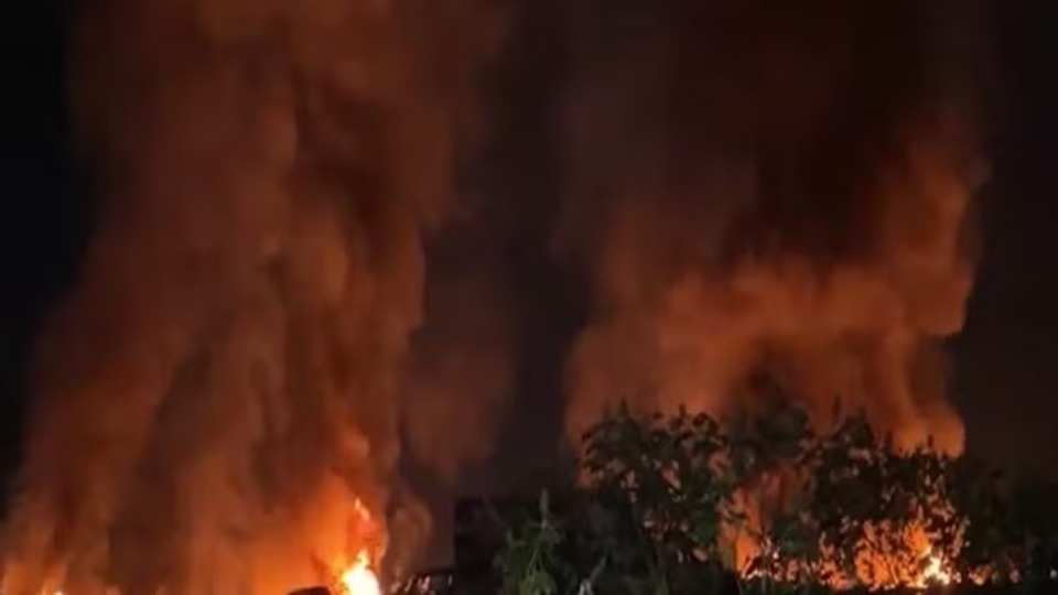Incêndio atinge área de antigo estádio e mobiliza Corpo de Bombeiros incendio-atinge-area-de-antigo-estadio-e-mobiliza-corpo-de-bombeiros