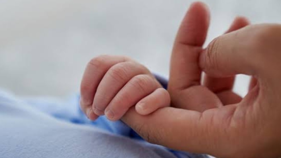 Mulher é presa após oferecer filha de sete meses por R$ 2,2 mil a abusador mulher-e-presa-apos-oferecer-filha-de-sete-meses-por-r$-2,2-mil-a-abusador