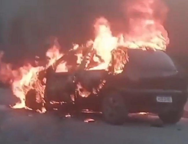 Jaru: Veículo pega fogo e é completamente destruído jaru:-veiculo-pega-fogo-e-e-completamente-destruido