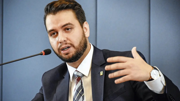 Filipe Martins diz ter sido usado de bode expiatório por Mauro Cid filipe-martins-diz-ter-sido-usado-de-bode-expiatorio-por-mauro-cid