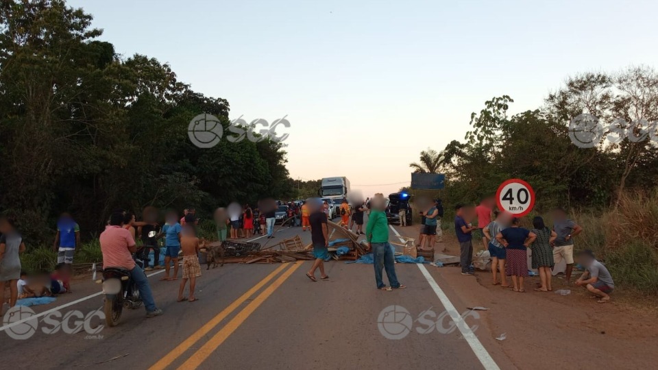 VÍDEO: Moradores interditam BR-319 por falta de energia; trânsito é liberado após negociação video:-moradores-interditam-br-319-por-falta-de-energia;-transito-e-liberado-apos-negociacao