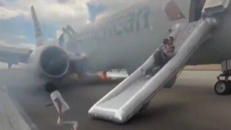 Trem de pouso de avião pega fogo durante tentativa de decolagem trem-de-pouso-de-aviao-pega-fogo-durante-tentativa-de-decolagem