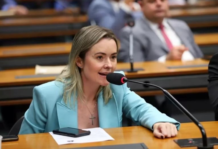 Deputada rebate Janones após denúncia: “Estou em licença maternidade” deputada-rebate-janones-apos-denuncia:-“estou-em-licenca-maternidade”