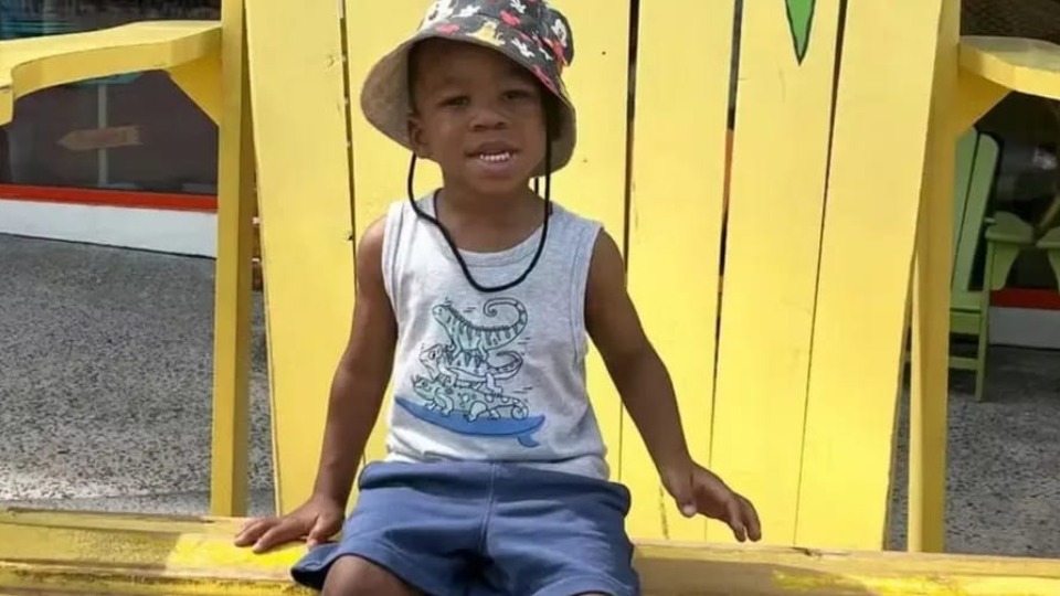 Menino de 3 anos morre após ser esquecido por cinco horas em carro menino-de-3-anos-morre-apos-ser-esquecido-por-cinco-horas-em-carro