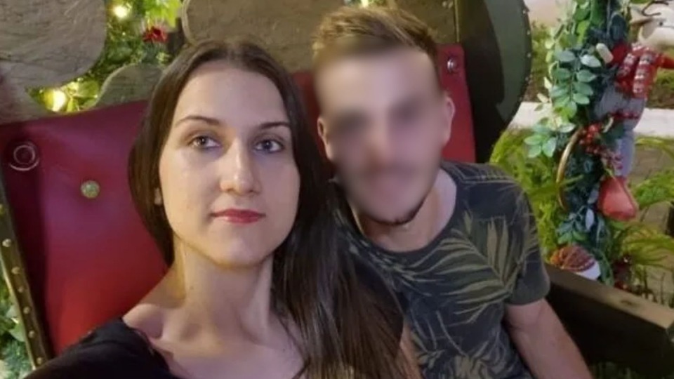 Homem mata esposa a facadas, faz foto do corpo e envia para a família homem-mata-esposa-a-facadas,-faz-foto-do-corpo-e-envia-para-a-familia