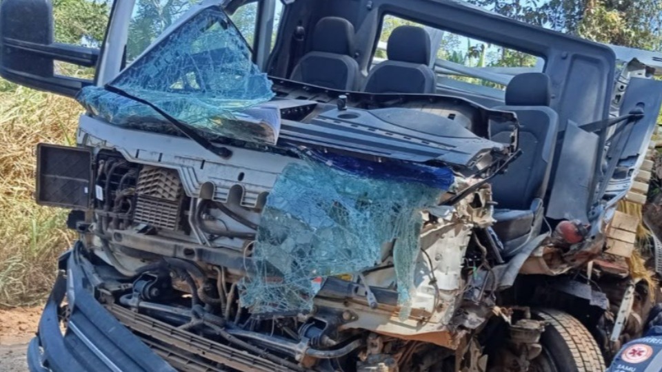Motorista morre após grave acidente entre caminhão graneleiro e carreta em Rondônia motorista-morre-apos-grave-acidente-entre-caminhao-graneleiro-e-carreta-em-rondonia