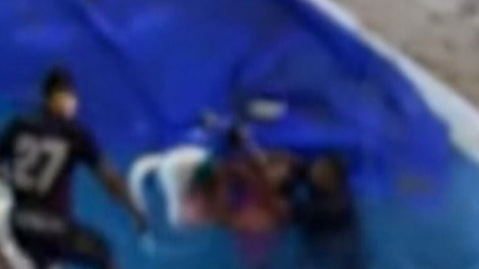 Pais pulam em piscina e salvam bebê de 7 meses de se afogar pais-pulam-em-piscina-e-salvam-bebe-de-7-meses-de-se-afogar