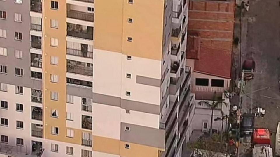 Mulher é achada morta com queimaduras em escada de emergência mulher-e-achada-morta-com-queimaduras-em-escada-de-emergencia