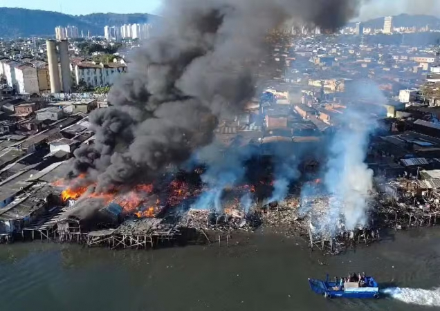 Incêndio em Santos atinge maior favela sobre palafitas do Brasil e mata idosa incendio-em-santos-atinge-maior-favela-sobre-palafitas-do-brasil-e-mata-idosa