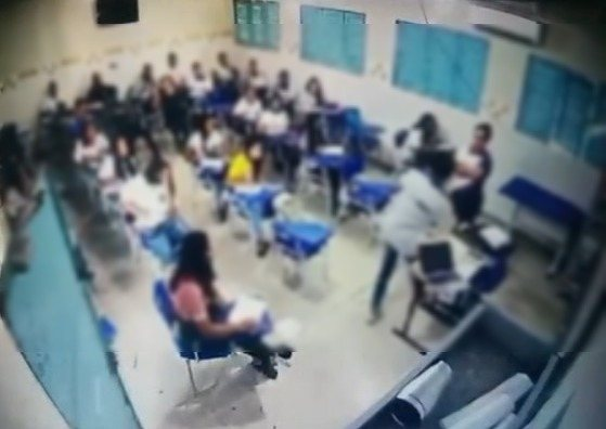 VÍDEO: Aluno de 16 anos agride professora dentro de escola em Alagoas video:-aluno-de-16-anos-agride-professora-dentro-de-escola-em-alagoas