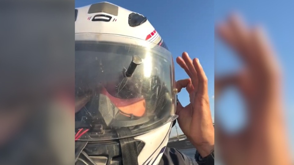 VÍDEO: vida de motociclista é salva por capacete após ser atingido por objeto video:-vida-de-motociclista-e-salva-por-capacete-apos-ser-atingido-por-objeto