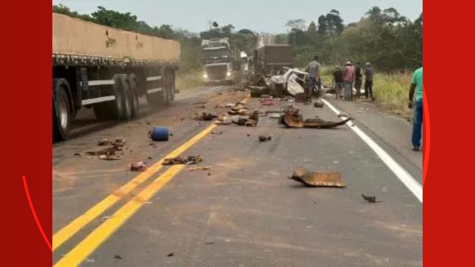 Quatro pessoas morrem em acidente entre carreta e pick-up na BR-364, em RO quatro-pessoas-morrem-em-acidente-entre-carreta-e-pick-up-na-br-364,-em-ro