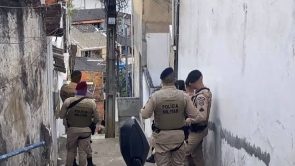 Mulher trans é encontrada morta com mãos amarradas para trás em escadaria mulher-trans-e-encontrada-morta-com-maos-amarradas-para-tras-em-escadaria